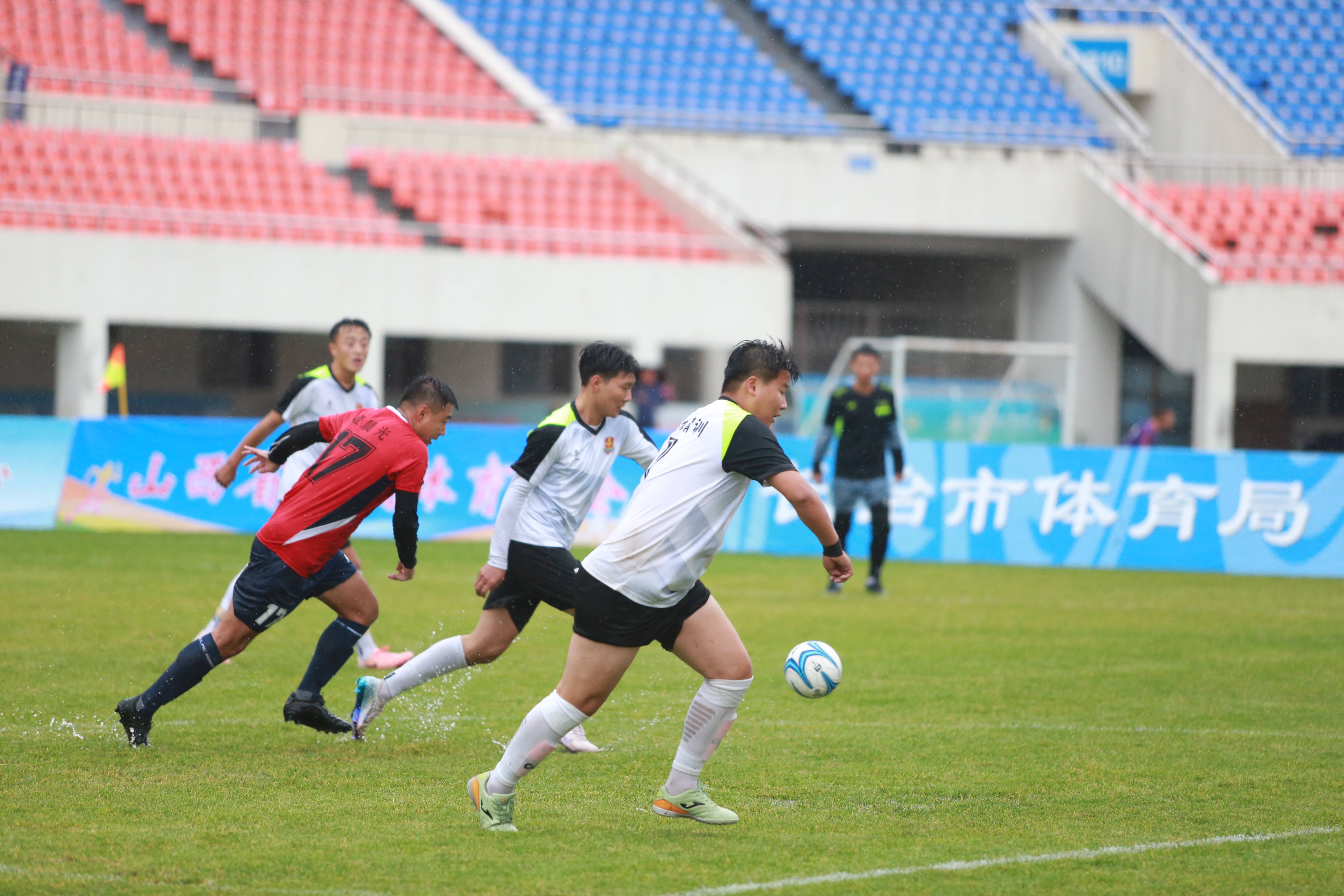 浓烈对抗引发观众狂热！球场上的拼搏精神的简单介绍