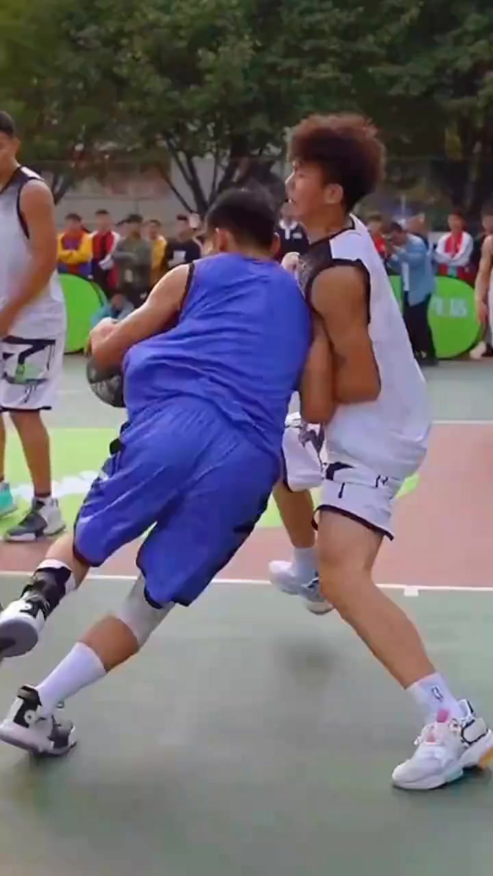 浓烈对抗引发观众狂热！球场上的拼搏精神的简单介绍