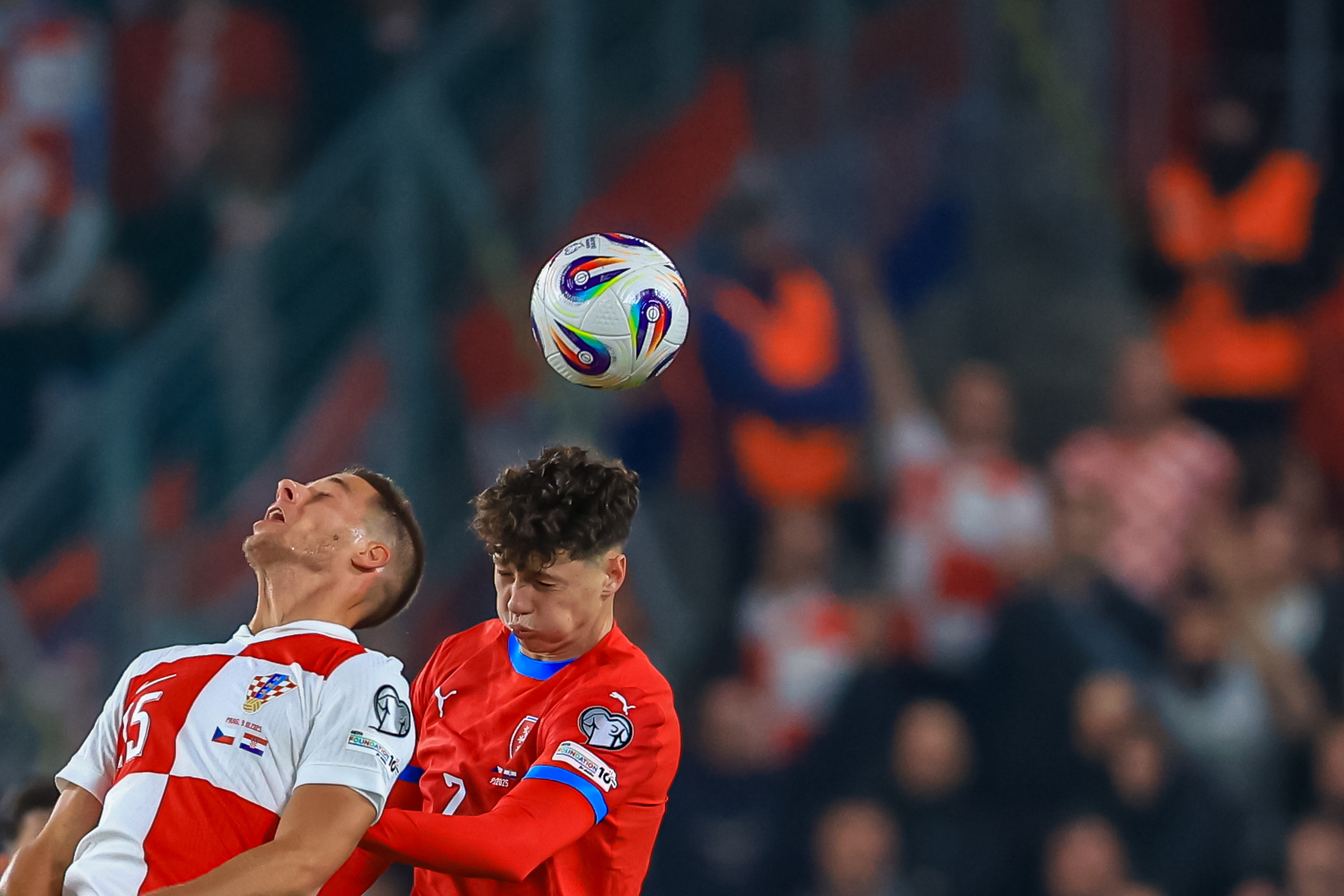 包含重要欧洲国家足球选拔赛战报：捷克队硬战取胜，实力体现的词条