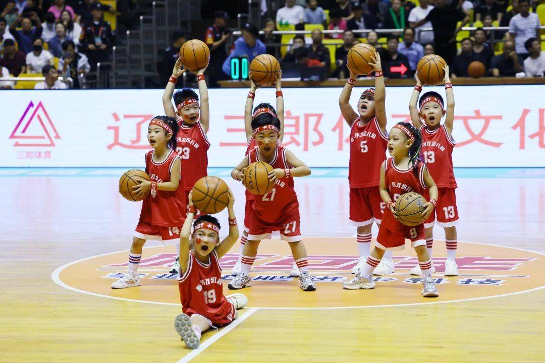 壹号娱乐-一场激烈的篮球比赛激发球迷热情