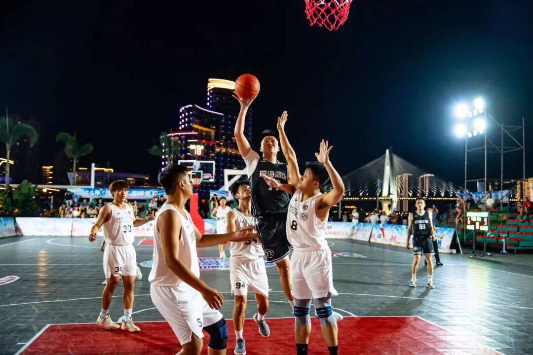 一场激烈的篮球比赛激发球迷热情